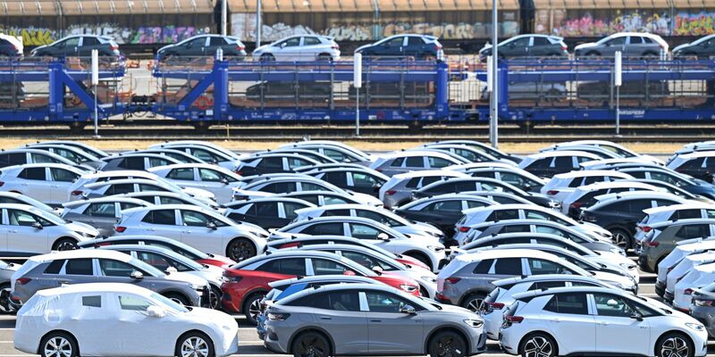 Deutsche Autobauer investieren mittlerweile überwiegend im Ausland. (Archivbild) - Foto: Hendrik Schmidt/dpa
