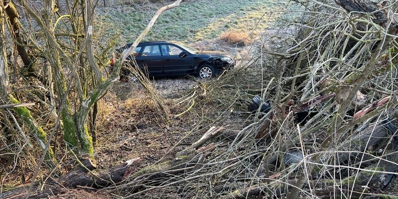 POL-HX: Senior mit Sommerreifen verunglückt - Fahrzeug überschlägt sich - Foto: presseportal.de