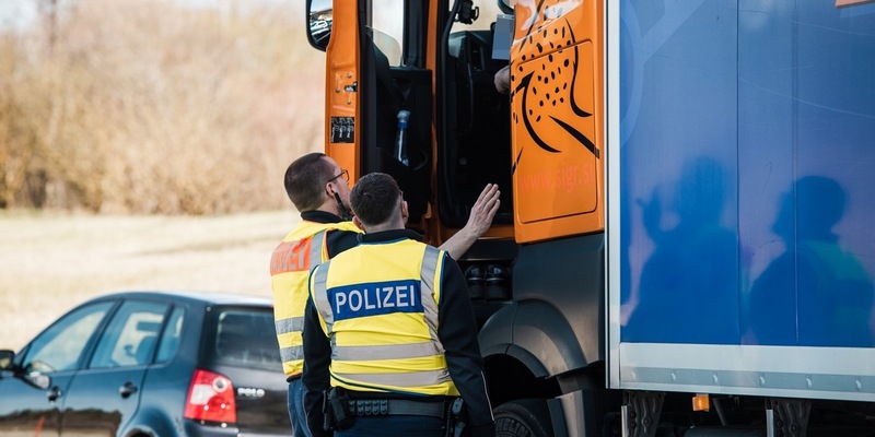 Bundespolizeidirektion München: Berufskraftfahrer mit gefälschtem Führerschein unterwegs/ Bundespolizei verweigert Lkw-Lenker die Einreise - Foto: presseportal.de