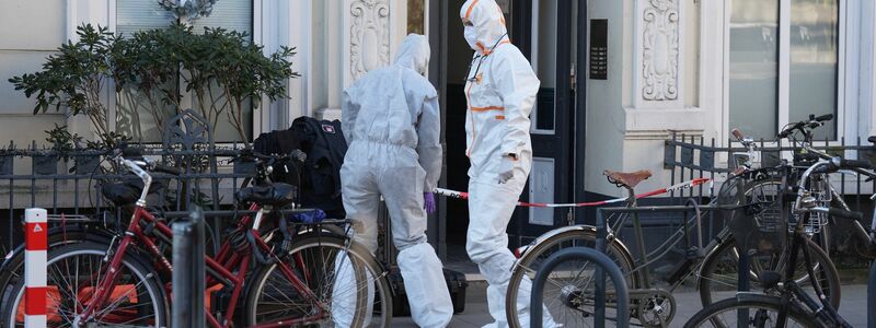 Nach dem Fund einer toten Frau untersucht die Hamburger Polizei eine Altbauwohnung im Stadtteil Hoheluft-West. - Foto: Marcus Brandt/dpa