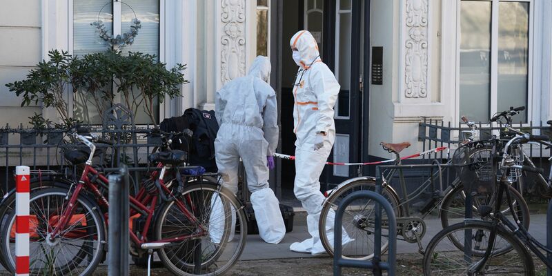Die Mordkommission ermittelt nach dem Fund einer toten Frau in Hamburg. - Foto: Marcus Brandt/dpa