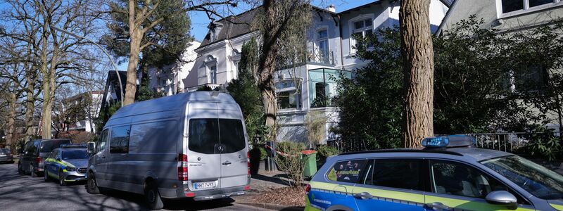 Das Haus, in dem der 25-jährige Tatverdächtige zwei Menschen mit einem Messer verletzt haben soll, liegt in einer ruhigen Wohnstraße im Stadtteil Marienthal. - Foto: Christian Charisius/dpa