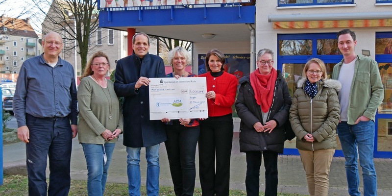 POL-HA: Spendenübergabe nach Benefizkonzert zugunsten des Suppenkaspers - FUKS e.V. überreicht symbolischen Spendenscheck über 5.000 Euro an den Hagener Kinderschutzbund - Foto: presseportal.de