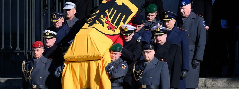 An den Staatsakt für den früheren Bundespräsidenten Köhler schließt sich ein militärisches Zeremoniell an. - Foto: Bernd von Jutrczenka/dpa