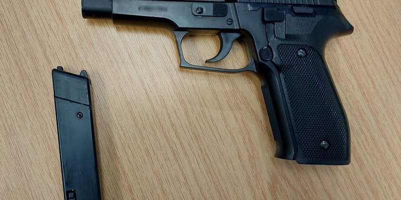 BPOL-BadBentheim: Mann lief mit täuschend echt aussehender Waffe durch Hauptbahnhof - Foto: presseportal.de