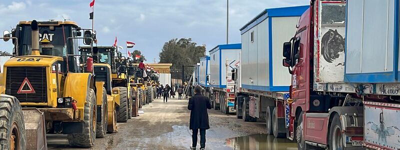 Bulldozer und Lastwagen mit Wohncontainern warten am Rafah-Grenzübergang. (Archivbild) - Foto: Mohamed Arafat/AP/dpa