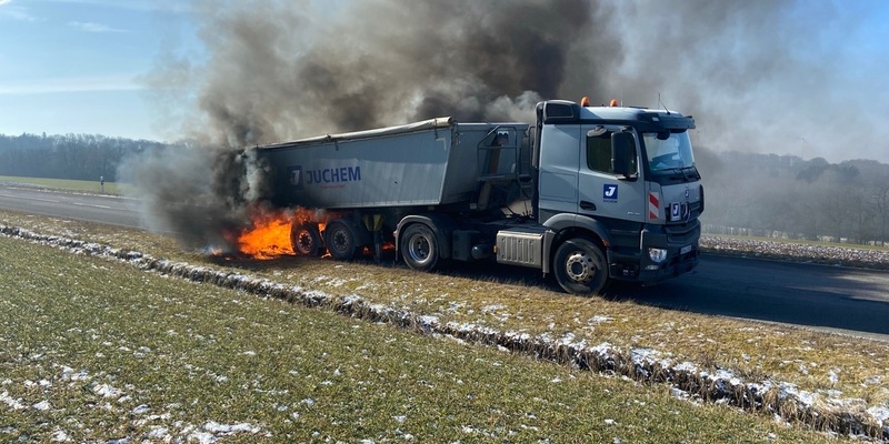POL-PDTR: Brand eines Sattelaufliegers - Foto: presseportal.de