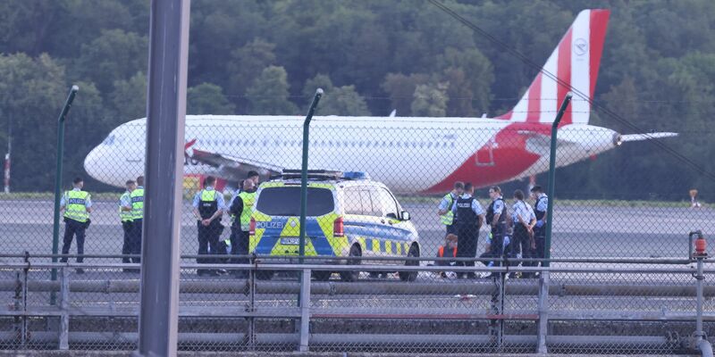 Mehrere Aktivisten hatten sich auf dem Rollfeld festgeklebt (Archivfoto) - Foto: David Young/dpa