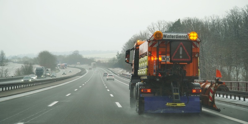 API-TH: Sicher durch den Winter - so verhalten Sie sich richtig, wenn der Winterdienst auf der Autobahn unterwegs ist - Foto: presseportal.de