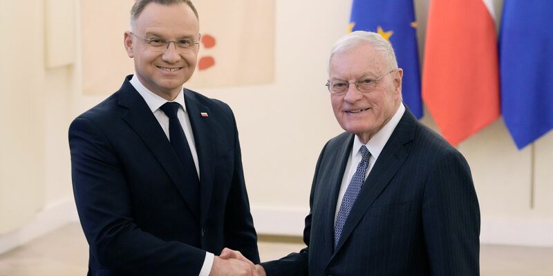 Kellogg (rechts) besuchte Polen auf der Durchreise nach Kiew, wo er am Donnerstag mit dem ukrainischen Präsidenten Wolodymyr Selenskyj und Verteidigungsminister Rustem Umjerow zusammentreffen wird. - Foto: Czarek Sokolowski/AP/dpa
