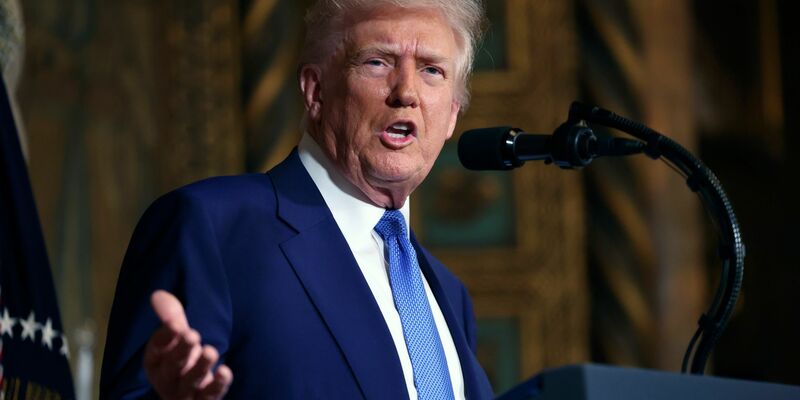 Donald Trump wünscht sich einen Ballsaal im Weißen Haus - ähnlich wie in seinem Anwesen Mar-a-Lago in Florida. (Archivbild)   - Foto: Uncredited/Pool/AP/dpa