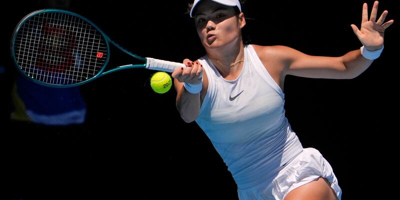 Bei der Partie von Emma Raducanu in Dubai wird ein Zuschauer ausgeschlossen. - Foto: Asanka Brendon Ratnayake/AP/dpa