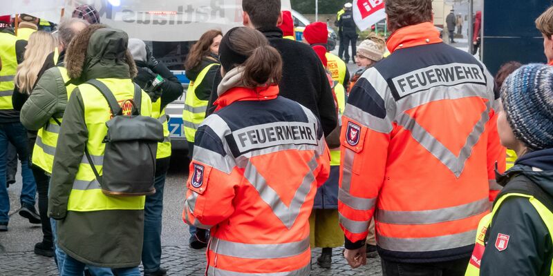 Auch in den kommenden Wochen müssen sich die Schleswig-Holsteinerinnen und Schleswig-Holsteiner auf Warnstreiks einstellen (Archivbild) - Foto: Bodo Marks/dpa