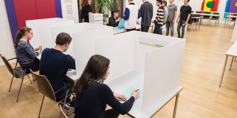 2,2 Millionen Schüler wählen noch bis Freitag bei der Juniorwahl ihren Bundestag / Bundesweit 7.200 Schulen beteiligt - jede zweite Schule dabei / Schirmherr Bundespräsident Frank-Walter Steinmeier - Foto: presseportal.de
