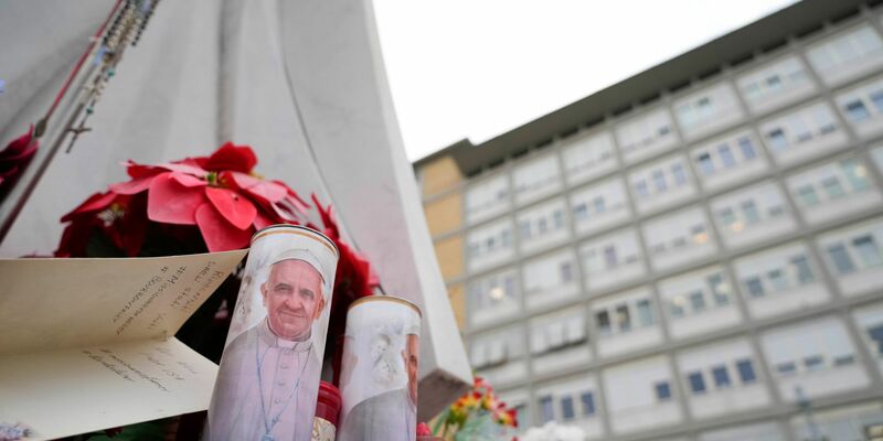 Der klinische Zustand von Papst Franziskus ist nach Vatikan-Angaben stabil.  - Foto: Gregorio Borgia/AP/dpa