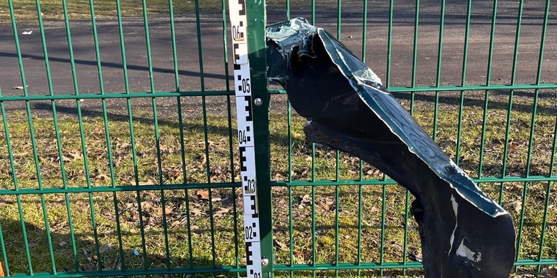 POL-KLE: Emmerich am Rhein - Polizei entdeckt Auto-Kotflügel im Zaun / VW Passat ohne Kotflügel gesucht - Foto: presseportal.de