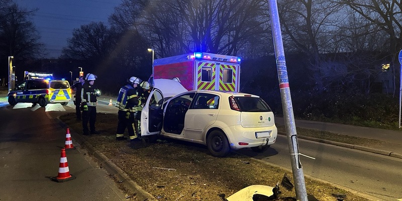 FW Moers: Laterne durch Unfall auf der Rathausallee in Schieflage - Foto: presseportal.de