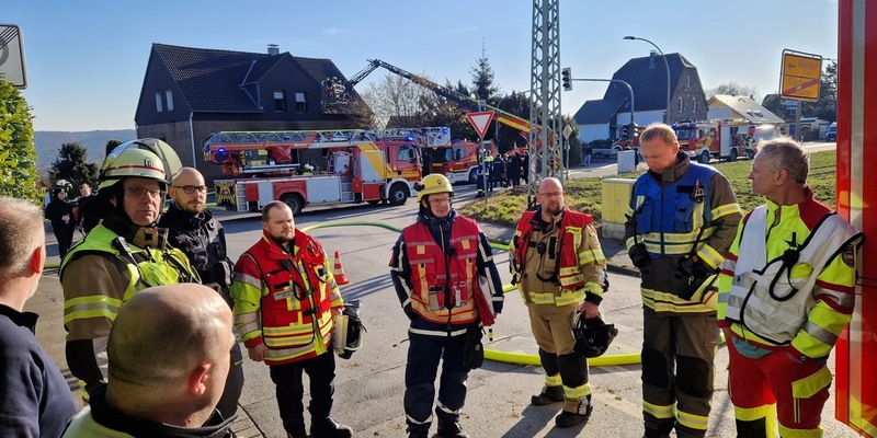 FW-EN: Wetter - Feuerwehren Wetter (Ruhr) und Gevelsberg bekämpfen Wohnungsbrand an der Stadtgrenze - Foto: presseportal.de