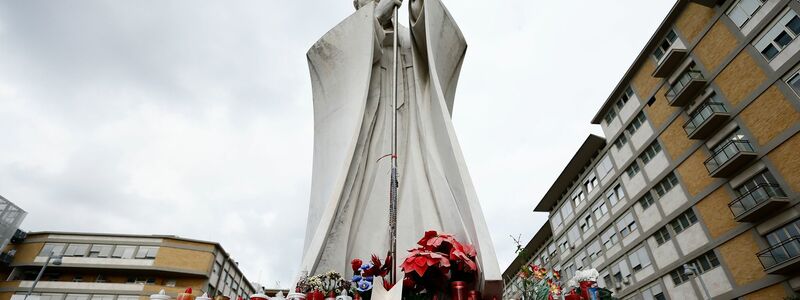 Eine Statue vor dem Krankenhaus erinnert an Papst Johannes Paul II. - Foto: Cecilia Fabiano/LaPresse via ZUMA Press/dpa