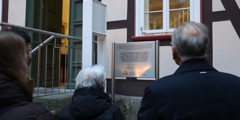 POL-GÖ: (73/2025) Gedenktafel vor Gebäude der Akademie der Wissenschaften in Göttingen gestohlen - Ermittler bitten um Hinweise - Foto: presseportal.de