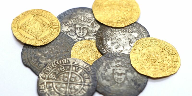 Archäologen entdeckten danach weitere Münzen an der Fundstelle. (Handout) - Foto: Crown Office And Procurator Fisc/PA Media/dpa