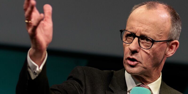 «Wir müssen jetzt Prioritäten neu ordnen», sagt Friedrich Merz.  - Foto: Carsten Koall/dpa