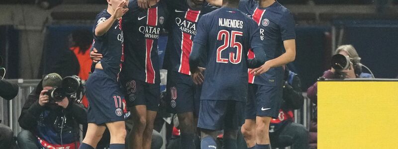 Souverän ins Achtelfinale: Die Profis von Paris Saint-Germain jubeln. - Foto: Michel Euler/AP/dpa