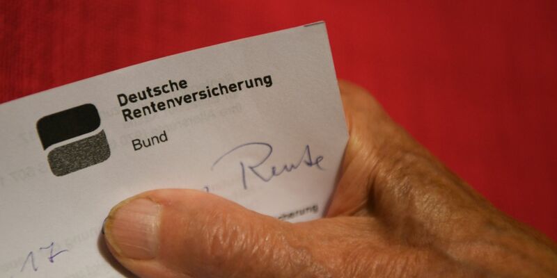 Eine Rentnerin hält ihren Rentenbescheid in der Hand. - Foto: Felix Kästle/dpa