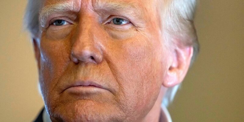 Trump reist nach Florida, wo eine neue Haftanstalt für Migranten eröffnet wird. - Foto: Mark Schiefelbein/AP/dpa