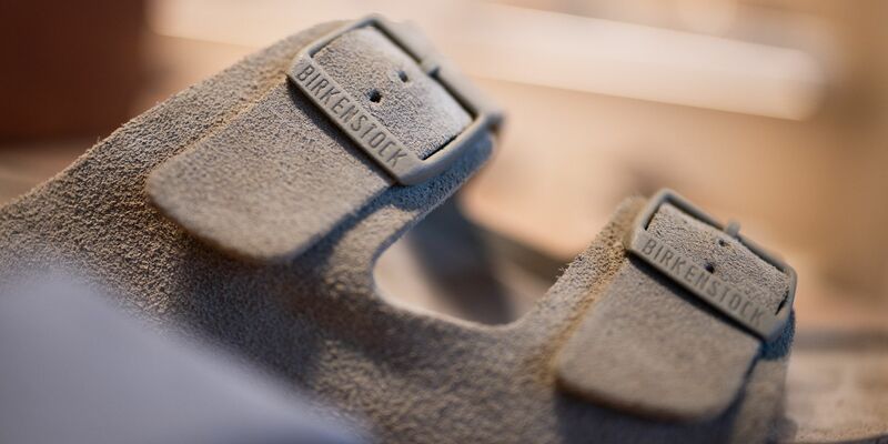 Bei der juristischen Bewertung steht die Frage im Zentrum, ob Birkenstock über den funktionalen Zweck hinaus einen künstlerischen Gestaltungsspielraum ausgenutzt hat. - Foto: Rolf Vennenbernd/dpa