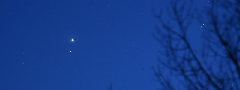 ILLUSTRATION - Jupiter und Mars am Nachthimmel  - Foto: Joe Giddens/PA Wire/dpa