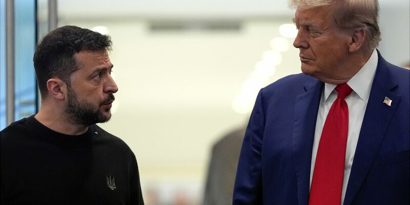 Der ukrainische Staatschef ist auf die Unterstützung des US-Präsidenten angewiesen - und versucht, das Verhältnis nicht noch mehr zu zerrütten. (Archivbild) - Foto: Julia Demaree Nikhinson/AP/dpa