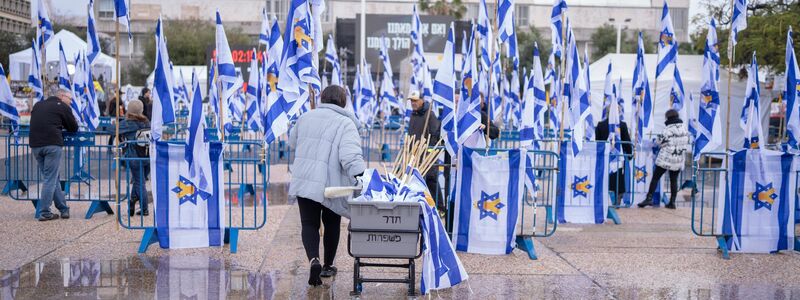 Menschen auf dem Platz der Geiseln in Tel Aviv.  - Foto: Ilia  Yefimovich/dpa