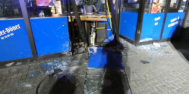 POL-CUX: PKW fährt in Eingangsbereich von Gastrobetrieb und flüchtet - erheblicher Sachschaden (Foto im Anhang) - Foto: presseportal.de