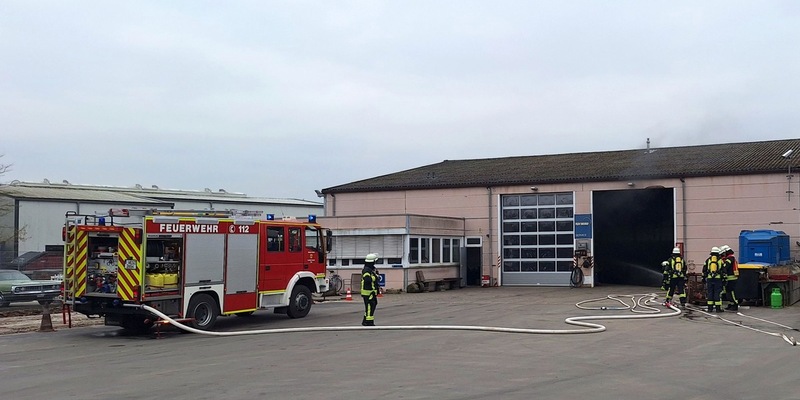 FW Sonsbeck: Zwei Einsätze am Donnerstag: Brennende Gasflasche in Werkstatt und bestimmungsgemäße Auslösung einer Brandmeldeanlage - Foto: presseportal.de