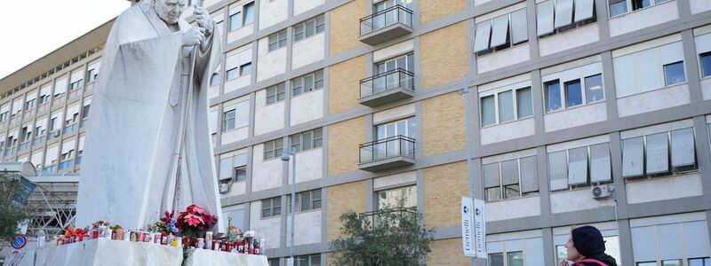 Papst Franziskus ist bereits seit fast einer Woche im Krankenhaus.  - Foto: Alessandra Tarantino/AP/dpa