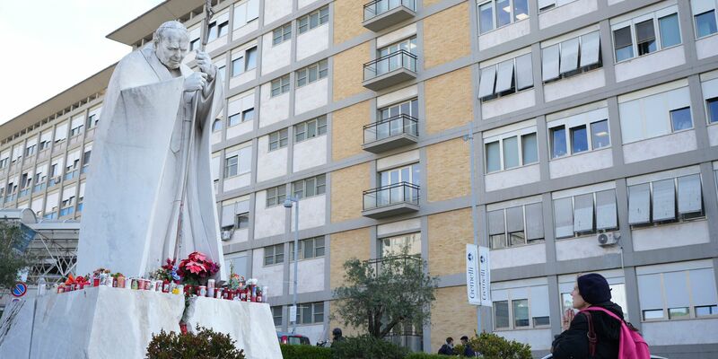 Erstmals traten zwei behandelnde Ärzte vor die Presse und beantworteten Fragen zum Zustand des Papstes. - Foto: Alessandra Tarantino/AP/dpa