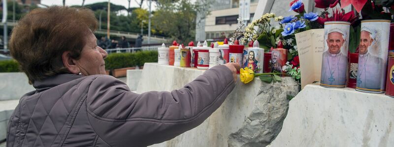 Papst Franziskus hat nach Angaben des Vatikans eine Nacht ohne weitere Komplikationen verbracht. - Foto: Alessia Giuliani/IPA via ZUMA Press/dpa