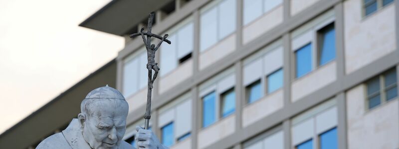 Eine Statue von Papst Johannes Paul II. steht auf dem Vorplatz der Gemelli-Klinik. - Foto: Andrew Medichini/AP/dpa