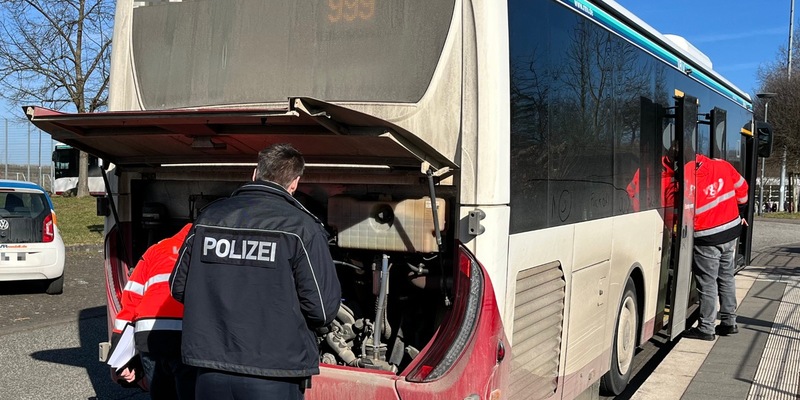 POL-WE: + Schulbuskontrollen des Wetterauer Verkehrsdienstes + Einbrecher erbeuten Bargeld und Schmuck + Tür hält Aufbruchsversuch stand + In Einfamilienhaus eingestiegen + - Foto: presseportal.de