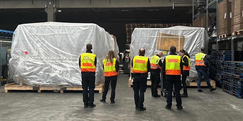 ZOLL-DD: Zollfahnder stellen Maschinen zur Herstellung von Waffenteilen sicher - Foto: presseportal.de