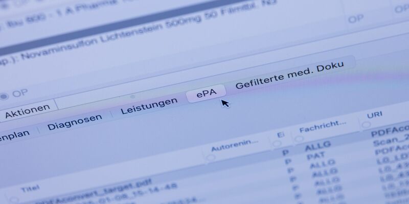 Der Hausärztinnen- und Hausärzteverband findet die elektronische Patientenakte gut, bemängelt aber die technische Umsetzung. (Symbolbild) - Foto: Rolf Vennenbernd/dpa-Pool/dpa