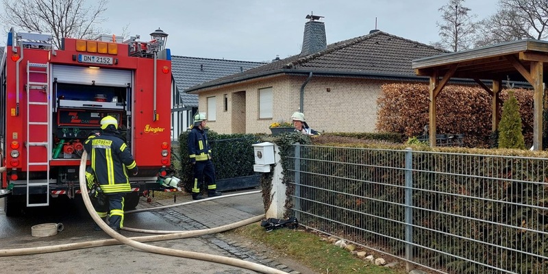 FW Heimbach: Brand eines Anbaus mit Übergriff auf Garage und Wohnhaus - Feuerwehr verhindert Schlimmeres - Foto: presseportal.de