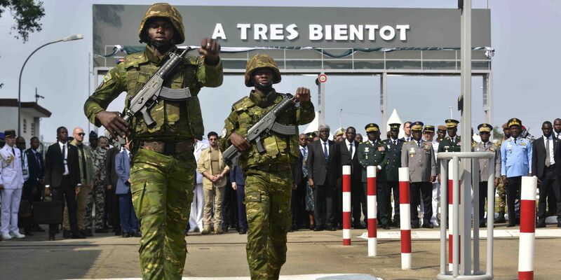 Frankreich bleibt mit einem Restkontingent von etwa 80 Soldaten in der Elfenbeinküste präsent. - Foto: Diomande Ble Blonde/AP/dpa