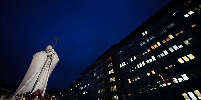 Seit mehr als einer Woche wird der Papst in einem Krankenhaus in Rom behandelt. - Foto: Andrew Medichini/AP/dpa