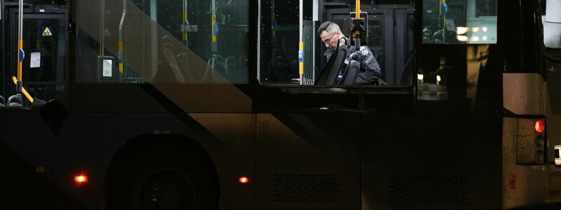 Israel geht nach der Explosion von Bussen von einem Terroranschlag aus.  - Foto: Ohad Zwigenberg/AP/dpa