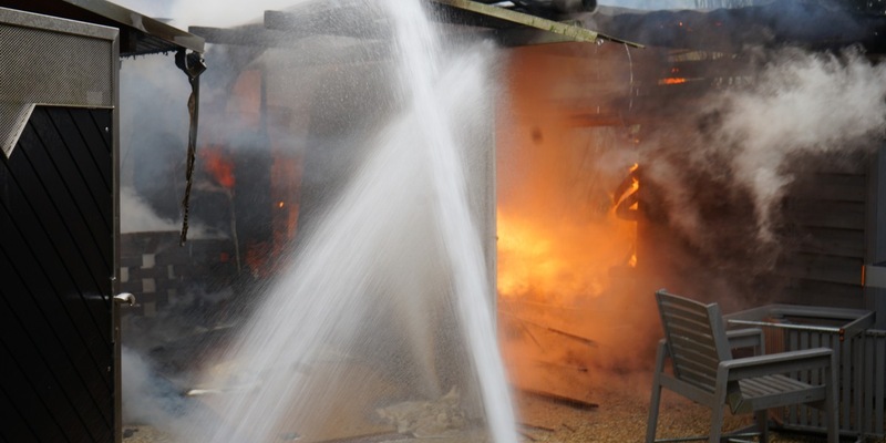 FW Neukirchen-Vluyn: Carport-Brand in Vluyn: Feuerwehr verhindert Ausbreitung auf Garage und Gartenlaube - Foto: presseportal.de