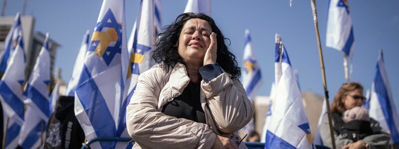 Menschen trauern auf dem Platz der Geiseln in Tel Aviv.  - Foto: Ilia  Yefimovich/dpa