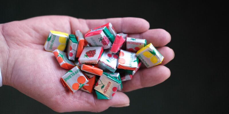 Die Arbeit in der Süßwarenabteilung ist mit einem herrlich duftenden Umfeld, aber auch mit viel körperlicher Anstrengung verbunden. - Foto: Sebastian Willnow/dpa