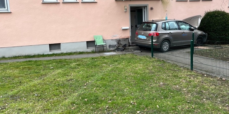 POL-SO: Auto fährt gegen Hauswand - Foto: presseportal.de